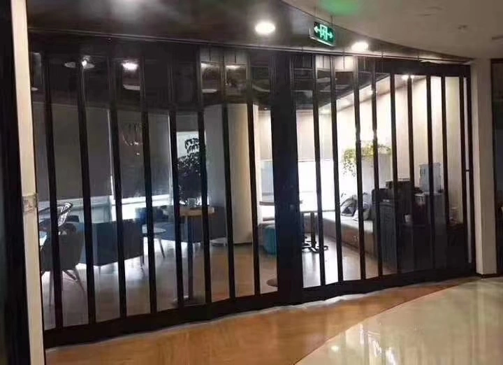 Horizontale Nieuwe PC die van Stijl Transparante Duidelijke Crystal Polycarbonate Deur voor Winkelcomplexxen of Andere Commerciële Toepassing vouwen